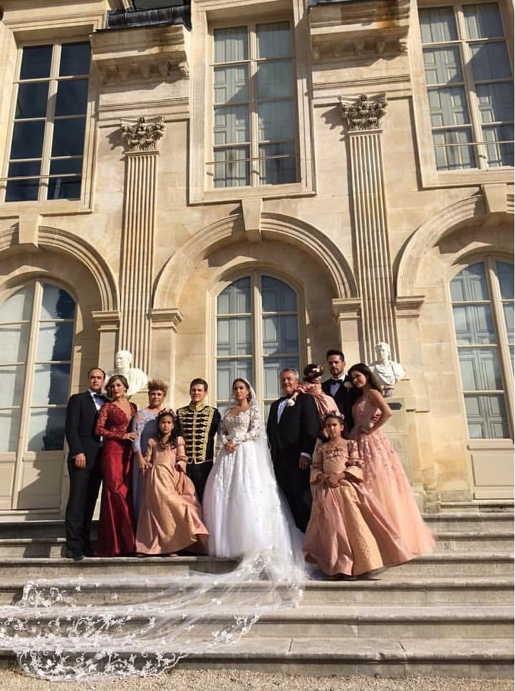 Desde entonces su cariño siguió creciendo y dieron paso a las aventuras familiares. Esta imagen capta a las conductoras latinas en la boda de la hermana menor de Luis Carlos y Karla, donde todos los integrantes viajaron a Francia para ser parte del gran acontecimiento familiar.