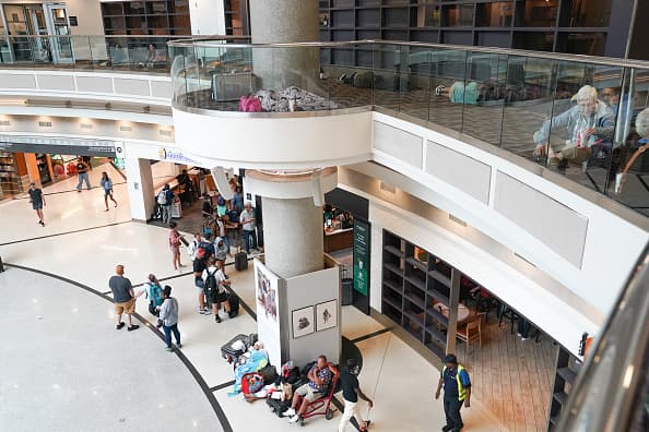ATLANTA, GEORGIA - 20 DE JULIO: La gente hace fila en el Aeropuerto Internacional Hartsfield-Jackson el 20 de julio de 2024 en Atlanta, Georgia. Tras la interrupción global de TI de ayer, la gente sigue teniendo problemas para navegar en los viajes aéreos, encontrar su equipaje y volver a reservar vuelos que habían sido cancelados. (Foto de Megan Varner/Getty Images) Crédito: Getty Images.