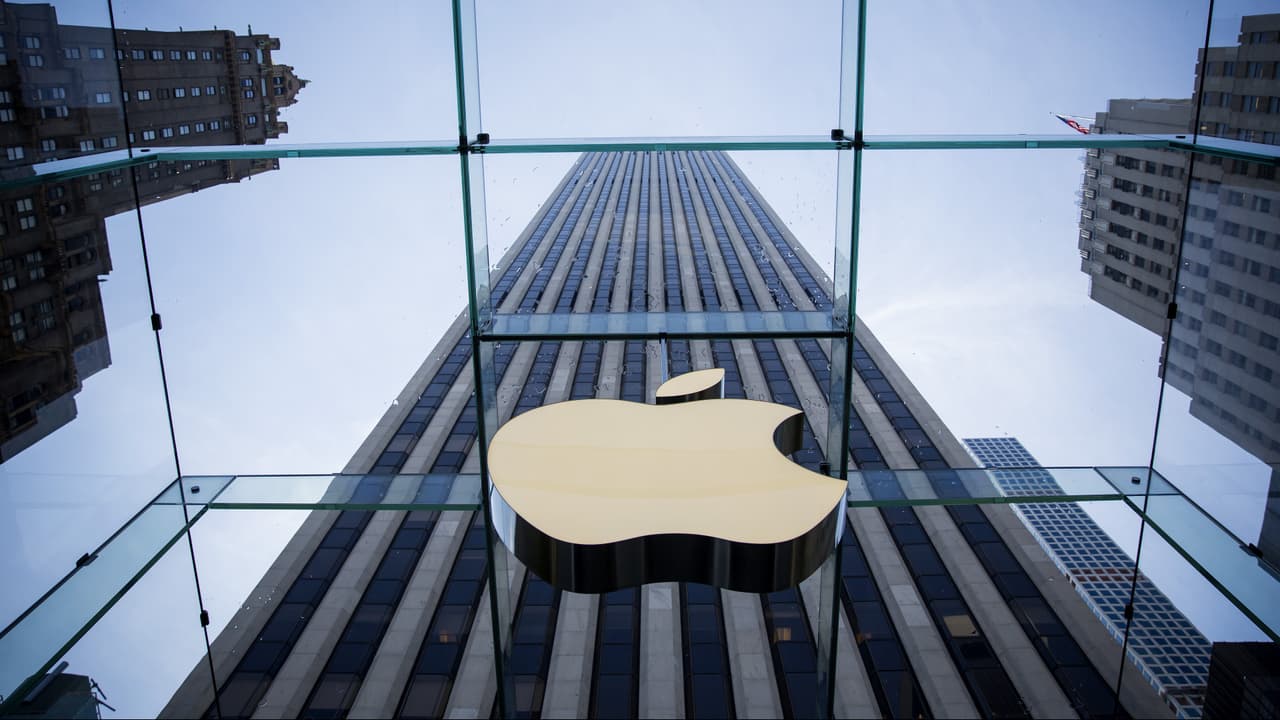 <b>En video: <b>Apple venderá piezas con guías y herramientas para que repares tu iPhone y Mac en casa</b></b>
<br>
<br>El servicio comenzará a principios del año próximo en EEUU y se irá expandiendo a otros países a lo largo de 2022. Los primeros materiales que estarán disponibles, en la fase inicial del programa, serán los relacionados con la cámara, la batería y la pantalla. Será a finales del año que viene cuando se ampliará ese catálogo.