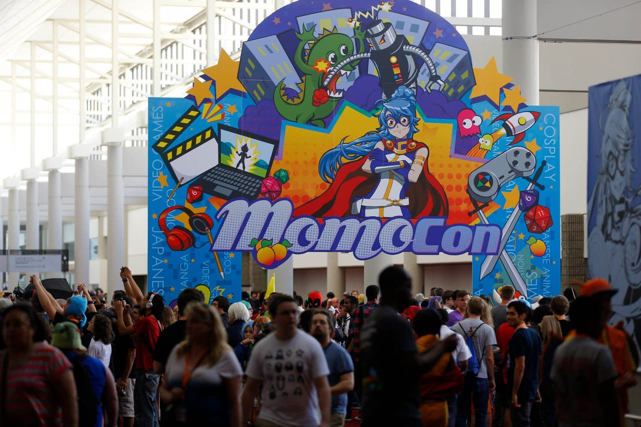<b>MomoCon 2023</b>
<br>
<b>Fechas</b>: 25 al 28 de mayo
<br>
<b>Sitio web</b>: 
<a href="https://www.momocon.com/">https://www.momocon.com/</a> 
<br>
<br>MomoCon reúne a los fanáticos del anime japonés, la animación estadounidense, los cómics, los videojuegos y los juegos de mesa para celebrar su pasión disfrazándose (cosplay), recorriendo la enorme sala de expositores, reuniéndose con locutores famosos, diseñadores y escritores detrás de sus programas, juegos y cómics favoritos.