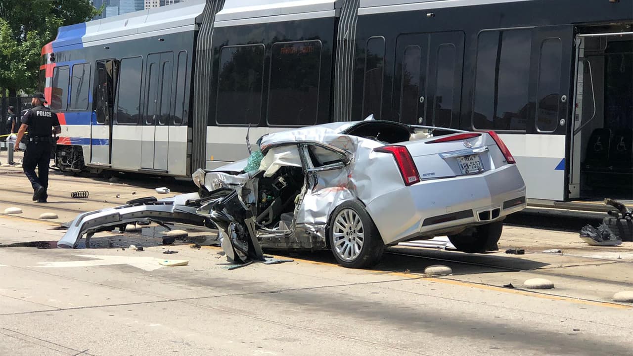 Investigan choque entre tren ligero y automóvil cerca del centro de Houston 