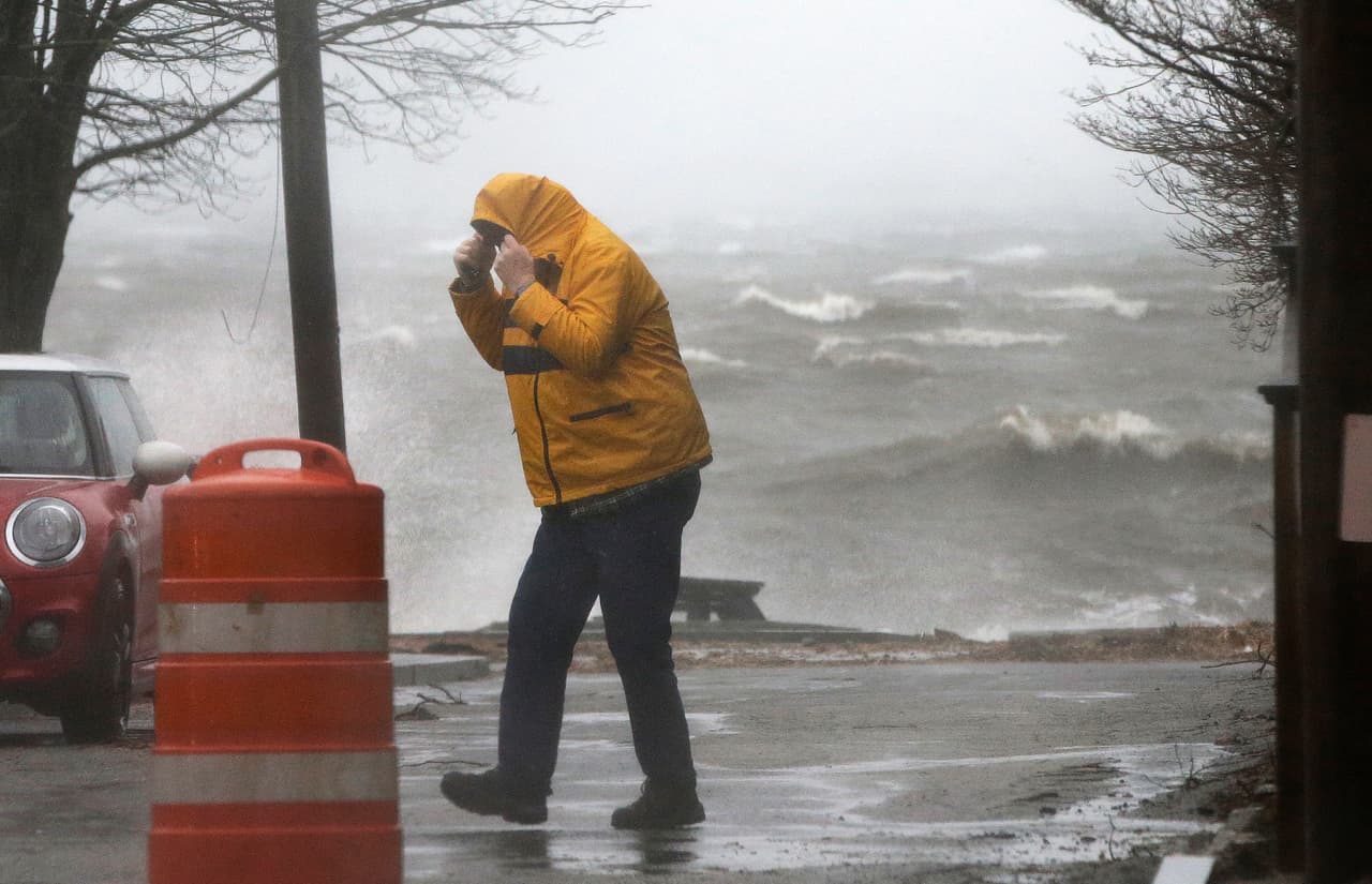 Un peatón intenta caminar por la costa en Newburyport, Massachusetts, azotada por la fuerte lluvia y la brisa. Se espera que el fin de semana
<b>esta zona</b>
<b>del noreste del país reciba vientos mayores a 50 millas por hora</b>, y que incluso puedan alcanzar la intesidad de un huracán.