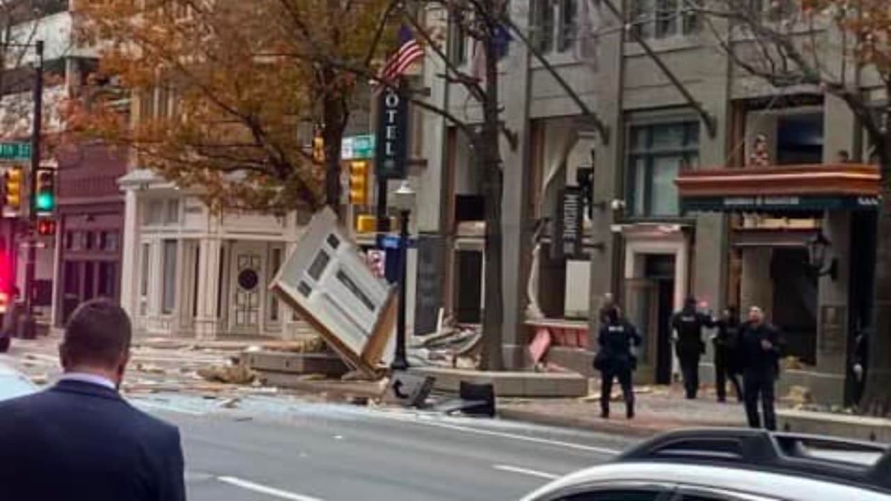 Policías responden al reporte de una fuerte explosión en el centro de la ciudad de Fort Worth, Texas.