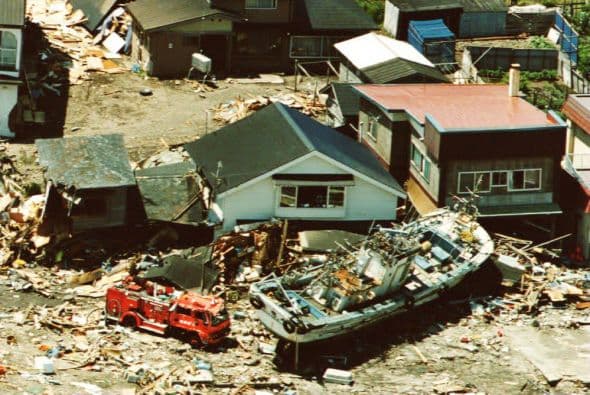El 12 de julio de 1993 al menos 230 personas murieron por las olas gigantes que se abatieron en las costas de las isla japonesa de Okhushiri, originadas por un terremoto de 7.8 grados frente a la costa de Hokkaido, Japón. (Con información de Efe)