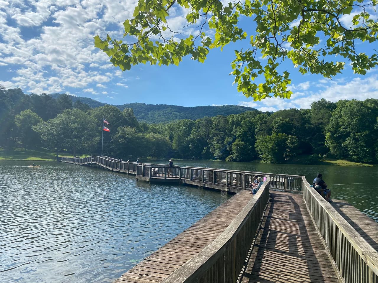 <b>James H. Floyd State Park (Summerville)</b>
<br>
<b>Sitio web</b>: 
<a href="https://gastateparks.org/JamesHFloyd">https://gastateparks.org/JamesHFloyd</a> 
<br>
<b><a href="https://maps.app.goo.gl/6XmiK8TAZeqcKwXe7">Cómo llegar</a> </b>
<br>
<br>Rodeado de campo y bosque nacional, este tranquilo parque ofrece oportunidades para pescar en dos lagos abastecidos y senderos panorámicos. Podrás llevar a los niños a pescar, alimentar a los patos o alquilar botes de remo por un día.