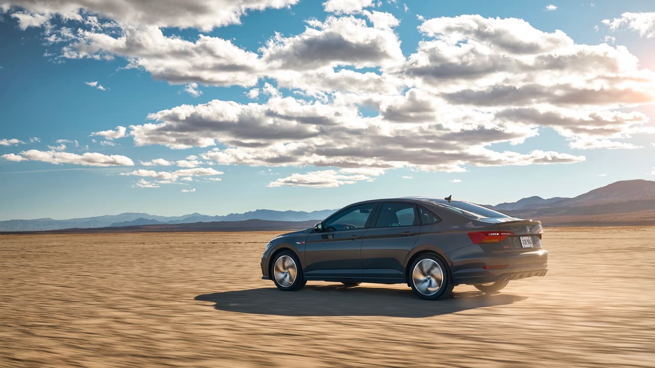 Una de las buenas noticias en que la potencia del Volkswagen Jetta GLI puede ser transmitida a las ruedas delanteras, si el comprador así lo desea, a través de una
<b> transmisión manual de 6 velocidades</b> lo cual no dejamos de celebrar no solo por lo inusual de ver un sedán con transmisión manual en Estados Unidos en estos días, sino también por que las transmisiones manuales de Volkswagen son una delicia de operar.