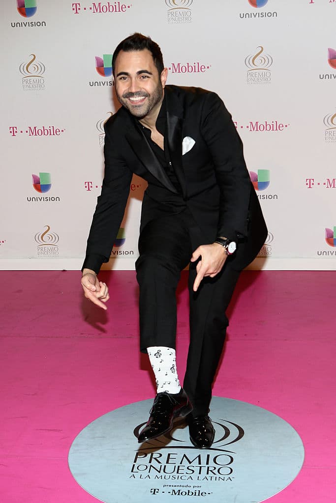 Enrique Santos tenía algo más que mostrar más allá de su elegante vestuario en la Alfombra Roja de Premio Lo Nuestro 2015. Con medias así, ¿quién no?