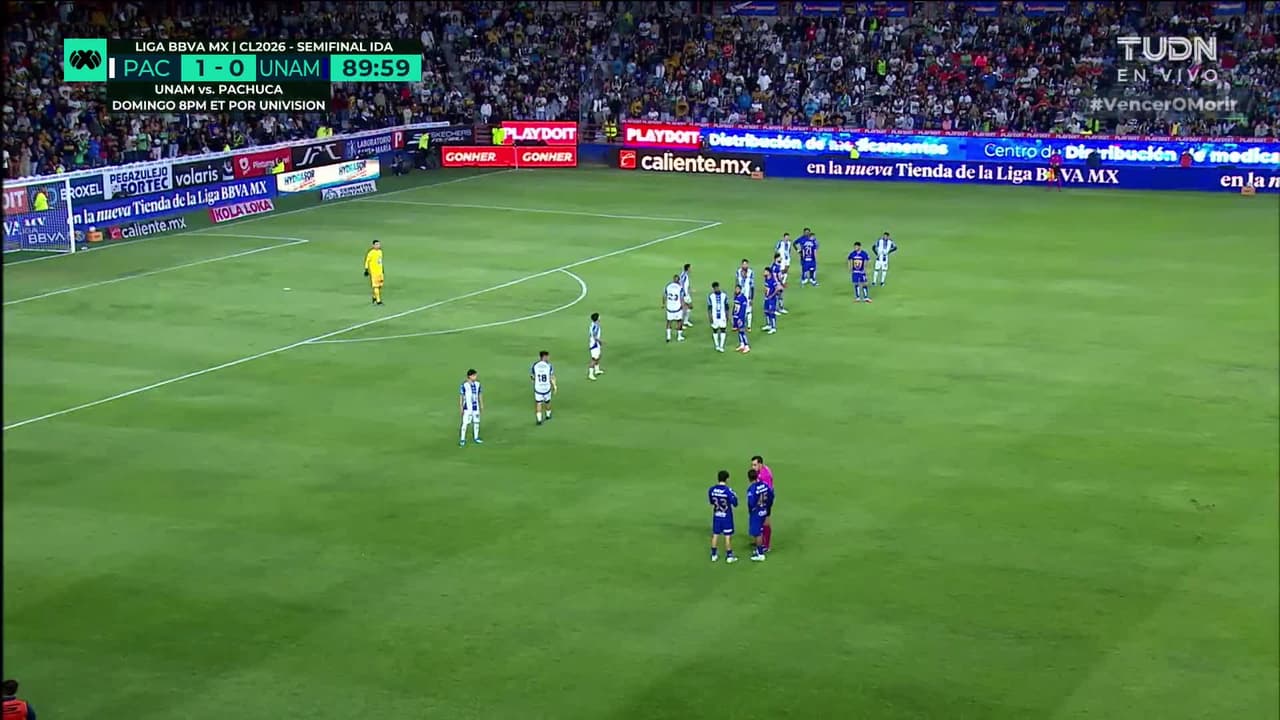 ¡Expulsión! El árbitro saca la roja directa a Eduardo Bauermann.