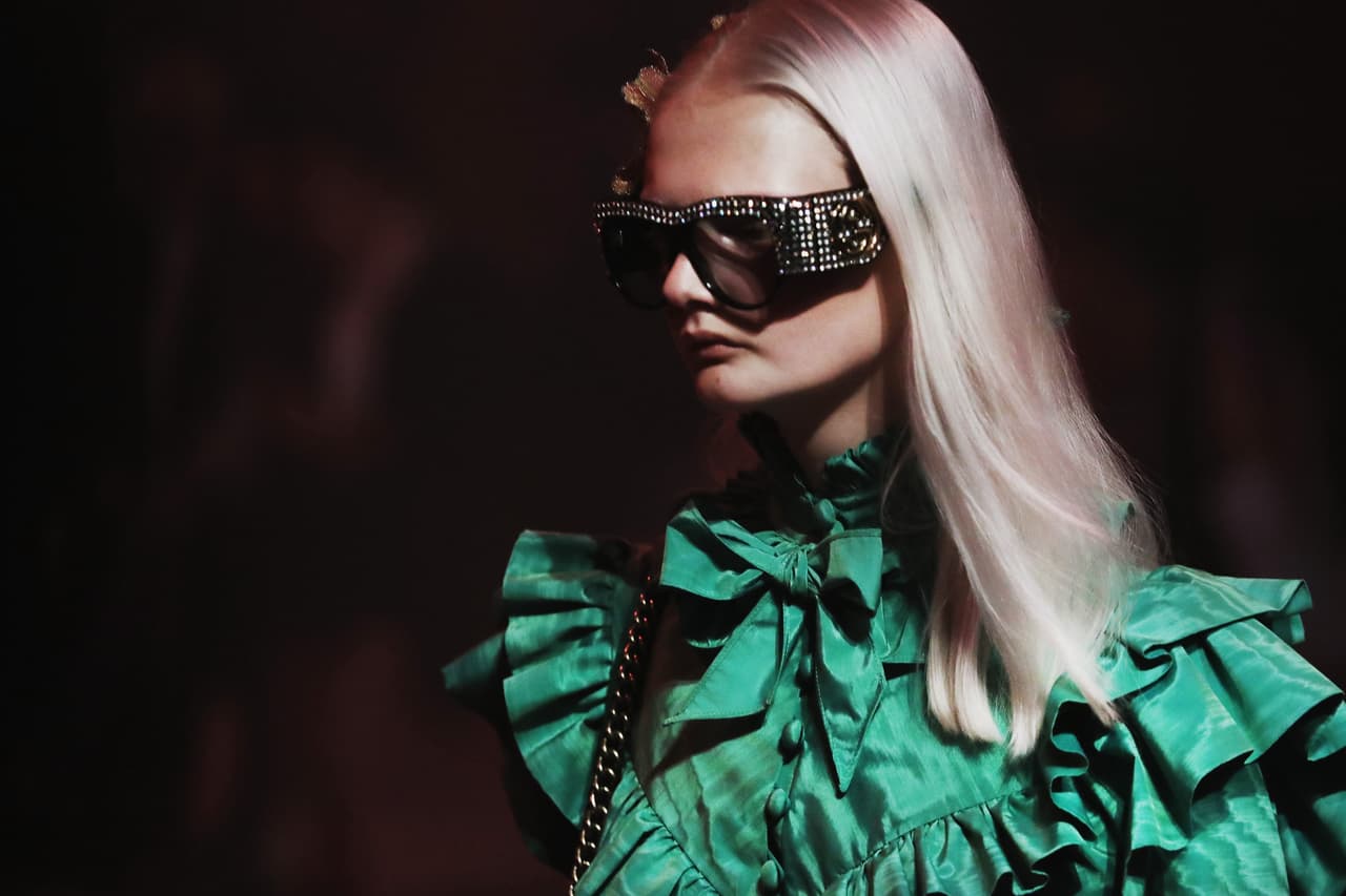 Los 'bow' o moños de las blusas pueden recordar esos enormes que se le ponían a los gatos cachorros en otras décadas o simplemente recrear un moño de zapato, lo importante es poder decorar el cuello de la camisa con algo de formalidad.