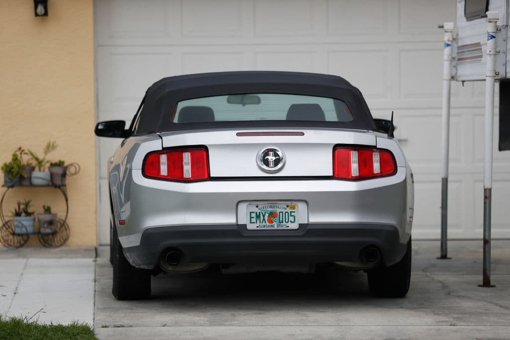 Policía reconoce haber confundido a la madre de Brian Laundrie con su hijo mientras vigilaban su casa