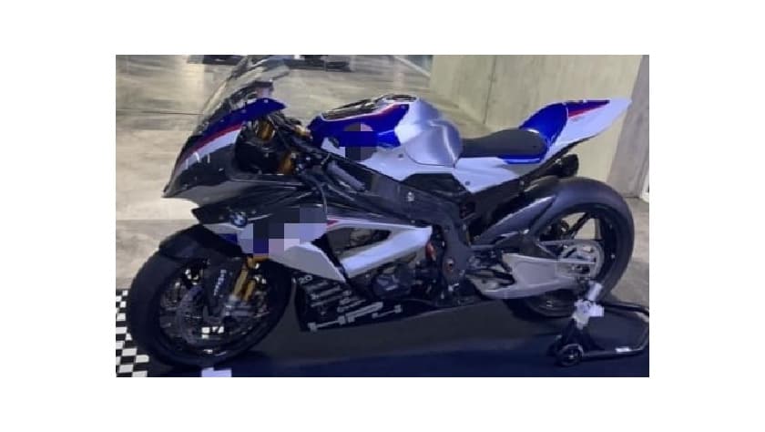 La FGR informó que las tres propiedades en las que se encontraron los vehículos de lujo y que están 
<b>ubicadas en la colonia Universidad de Zapopan</b>, fueron halladas gracias a denuncias anónimas que se recibieron.