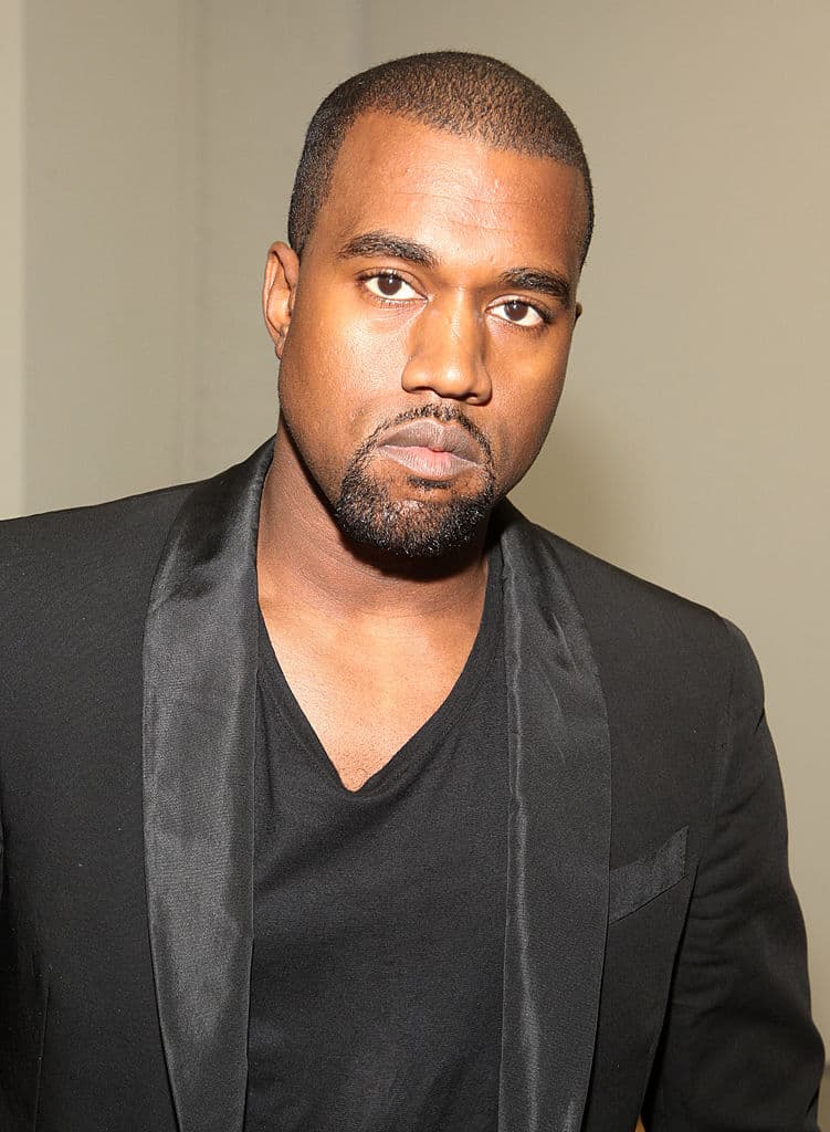 <b>Kanye West </b>
<br>En 2018, el rapero
<a href="https://twitter.com/kanyewest/status/1046064289944080388?s=20" target="_blank">anunció</a> a través de sus redes sociales que a partir de entones se llamaría Ye. Ese mismo año, Kanye Omari West dijo en una
<a href="https://www.youtube.com/watch?v=qPpUaeChvuY" target="_blank">entrevista con Big Boy</a> que su nuevo nombre es una palabra usada en la Biblia y significa tú: “así que soy tú, soy nosotros, es nosotros”.