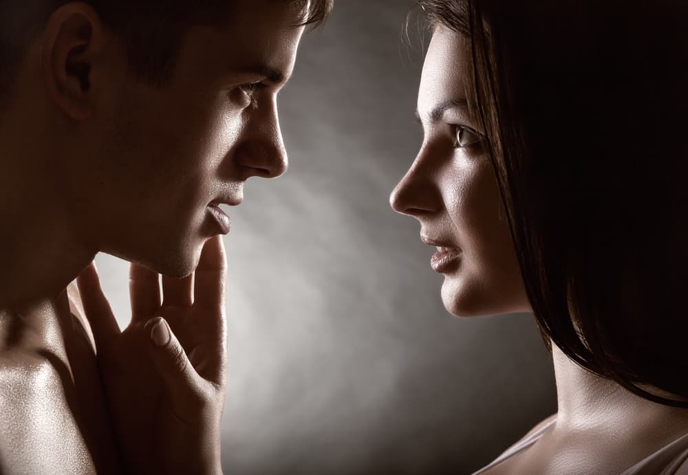 <b>¿Eres un amante yin?</b>
<br>Los amantes yin son receptivos, pasivos, sensibles, sensuales, y más intuitivos. Su energía sexual se origina en las zonas exteriores del cuerpo y necesita ser llevada hacia los genitales, proceden de la piel y van hacia el centro o chacra raíz a diferencia de los amantes yang cuya energía surge desde ese centro sexual.