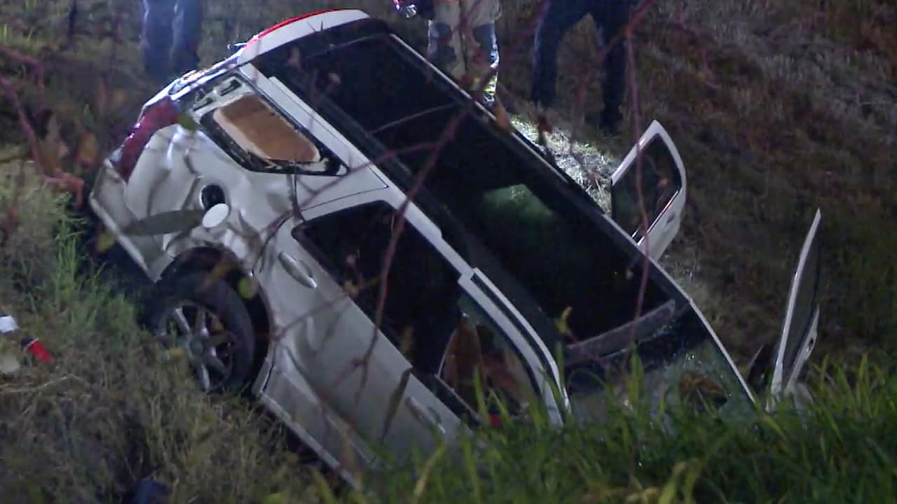 <a href="https://www.univision.com/local/houston-kxln/muere-el-pasajero-de-un-vehiculo-al-caer-en-un-arroyo-durante-una-persecucion-policial" target="_blank">El pasajero de un vehículo que cayó en un arroyo murió cuando era perseguido por oficiales la Policía de Houston. </a>Autoridades indicaron que el conductor del auto habría estado vendiendo drogas por lo que fue seguido. La patrulla policial chocó contra una barrera de concreto mientras el otro auto cayó en el arroyo al sureste de Houston. El sospechoso enfrenta cargos de asesinato por la muerte del pasajero.