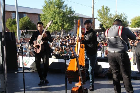 “ Los Canarios de Michoacán” pusieron a bailar a cientos de Arizoneneses en los Latin Grammy Street Parties en Phoenix, quienes no pudieron resistirse al carismático grupo de música regional mexicana, su sonido único del arpa y a sus conocidos sencillos. 