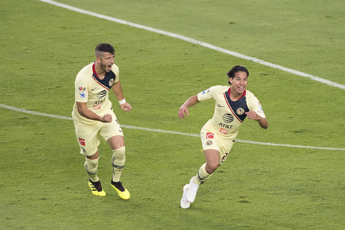 A los 18 años, un mes y 24 días, Diego Lainez (derecha) se convirtió en el tercer jugador más joven en marcar con la jersey de las Águilas.