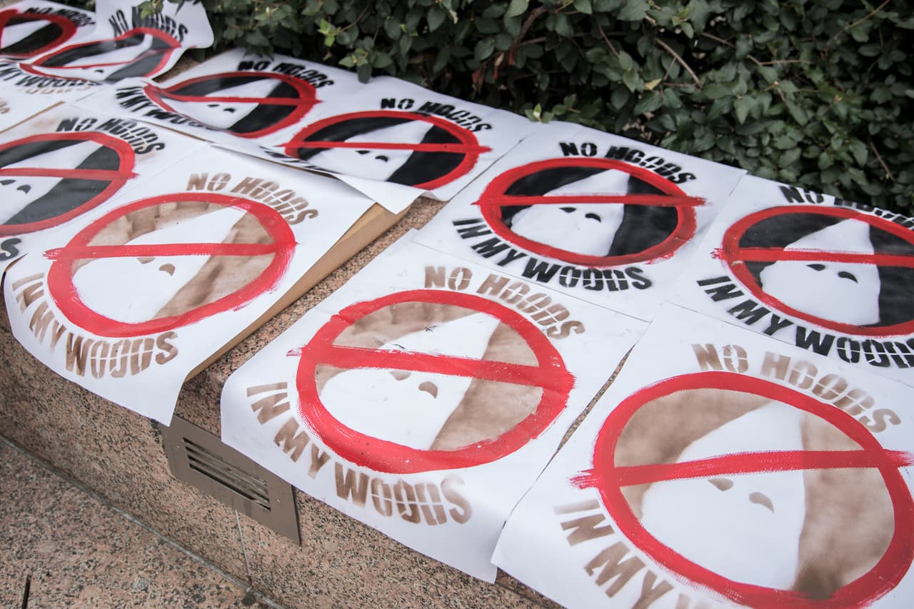 En distintas calles de Washington DC, se vieron carteles contra el KKK hechos por los opositores al supremacismo. 
<b>"Sin capuchas en mi bosque",</b> decían las pancartas con la imagen de una señal de prohibido sobrepuesta.