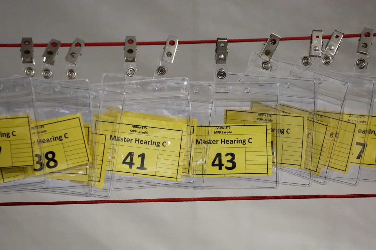 La corte temporal de Laredo comenzó a funcionar el pasado lunes. En la fotografía, los números que deben llevar los solicitantes de asilo en la nueva instalación.