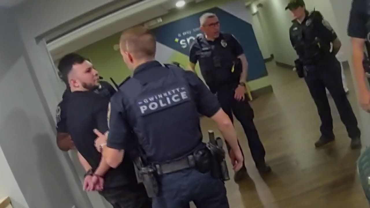¿Qué pasa si un acusado es deportado antes de enfrentar un juicio en EEUU?