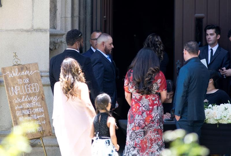 Sus invitados, quienes firmaron un contrato en el cual se comprometían en no revelar detalles del enlace, entraron por la puerta lateral de la iglesia, en donde corroboraban que sus nombres estuvieran en la lista de asistentes.