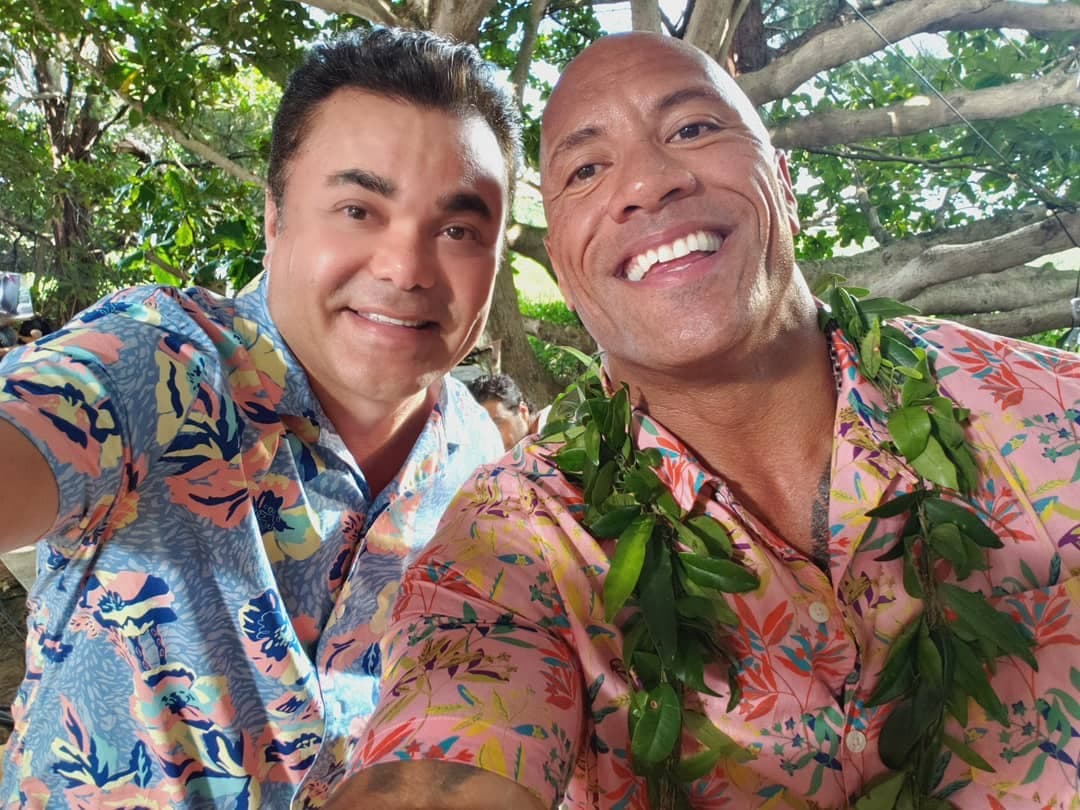 Al final de la conversación con el actor, nuestro compañero le regaló una botella de tequila con un emotivo mensaje.