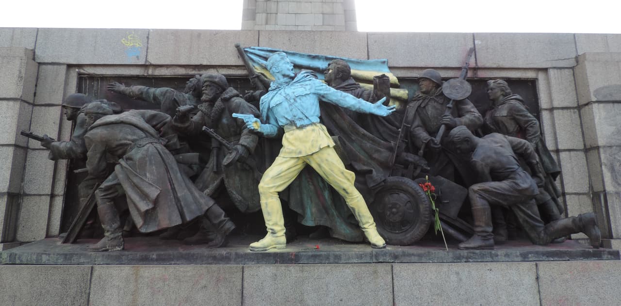 <b>SOFÍA.</b> En 2014 el monumento fue pintado una vez más por desconocidos, esta vez con los colores de Ucrania con insultos hacia el presidente ruso
<b>Vladimir Putin</b> y con la frase en ucraniano "Gloria a Ucrania". Fue en apoyo a la naciente revolución ucraniana de 2014 cuando fue derrocado el gobierno prorusso y
<b><a href="https://www.washingtonpost.com/world/russias-putin-prepares-to-annex-crimea/2014/03/18/933183b2-654e-45ce-920e-4d18c0ffec73_story.html?utm_term=.dde5482b0baf" target="_blank">cuando Moscú se anexó la Península de Crimea</a></b>.