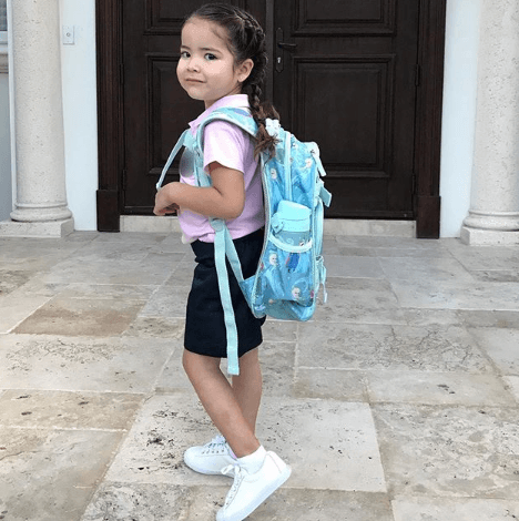 "Con una sonrisa incierta hoy mi pequeña comenzó una nueva etapa en su vida, quería guardarme esta imagen para mí pero como no compartirlo con todos ustedes que han visto crecer a mi Giulietta", escribió la conductora.