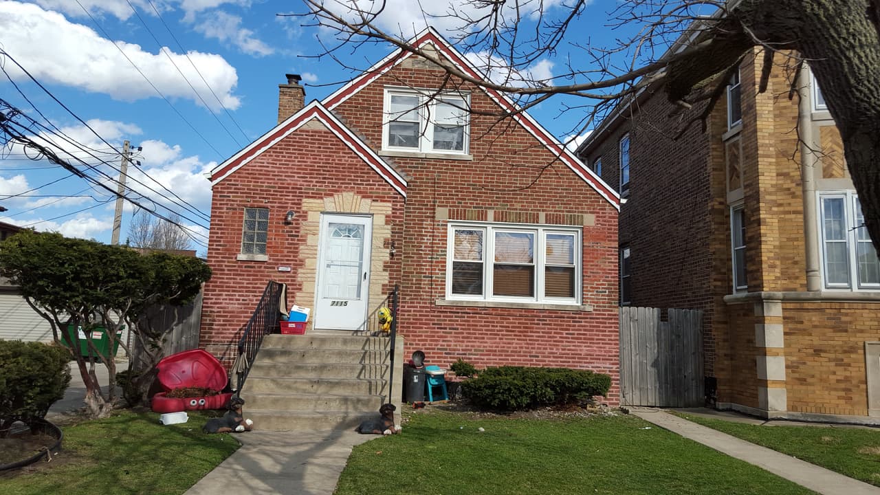 Tres sujetos amenazan a punta de pistola a niños y mujer en guardería en Marquette Park