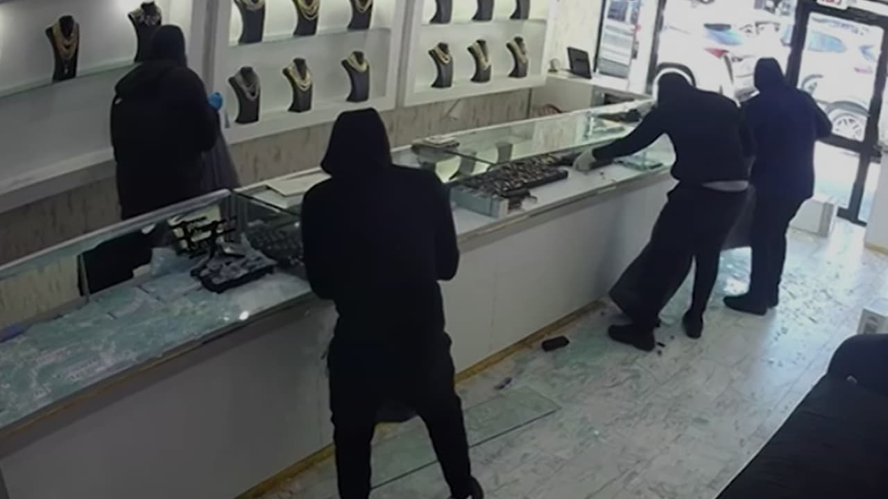 Ladrones asaltan joyería en Nueva Jersey con martillos y escapan