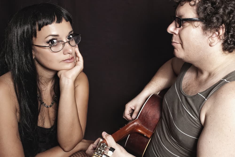 La imaginación es tu aliada y tu capacidad de sorprender alegrará a tu pareja. Sin embargo, no la lleves a extremos ni la coloques en una situación embarazosa con algo impositivo que cree tensiones entre los dos.