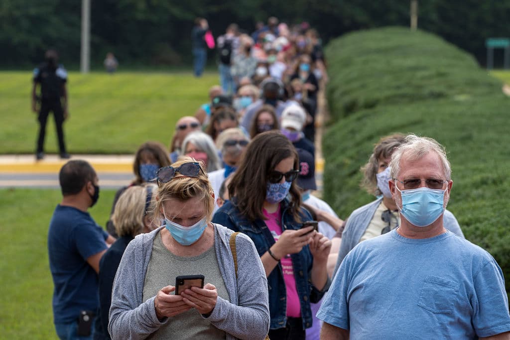 Largas colas y horas de espera en el primer día de voto anticipado en Fairfax, Virginia