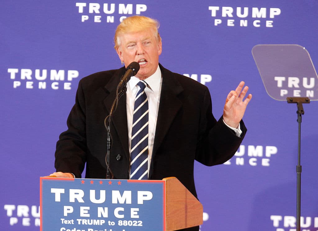 Trump arroja sospecha de "delitos graves" en el caso de los correos de Clinton