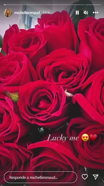 Además, presumió lo mucho que la han consentido al mostrar un enorme ramo de rosas rojas. Aunque no ha dicho quién ha tenido tan románticos detalles con ella, hay fuertes rumores de que es Matías Novoa.