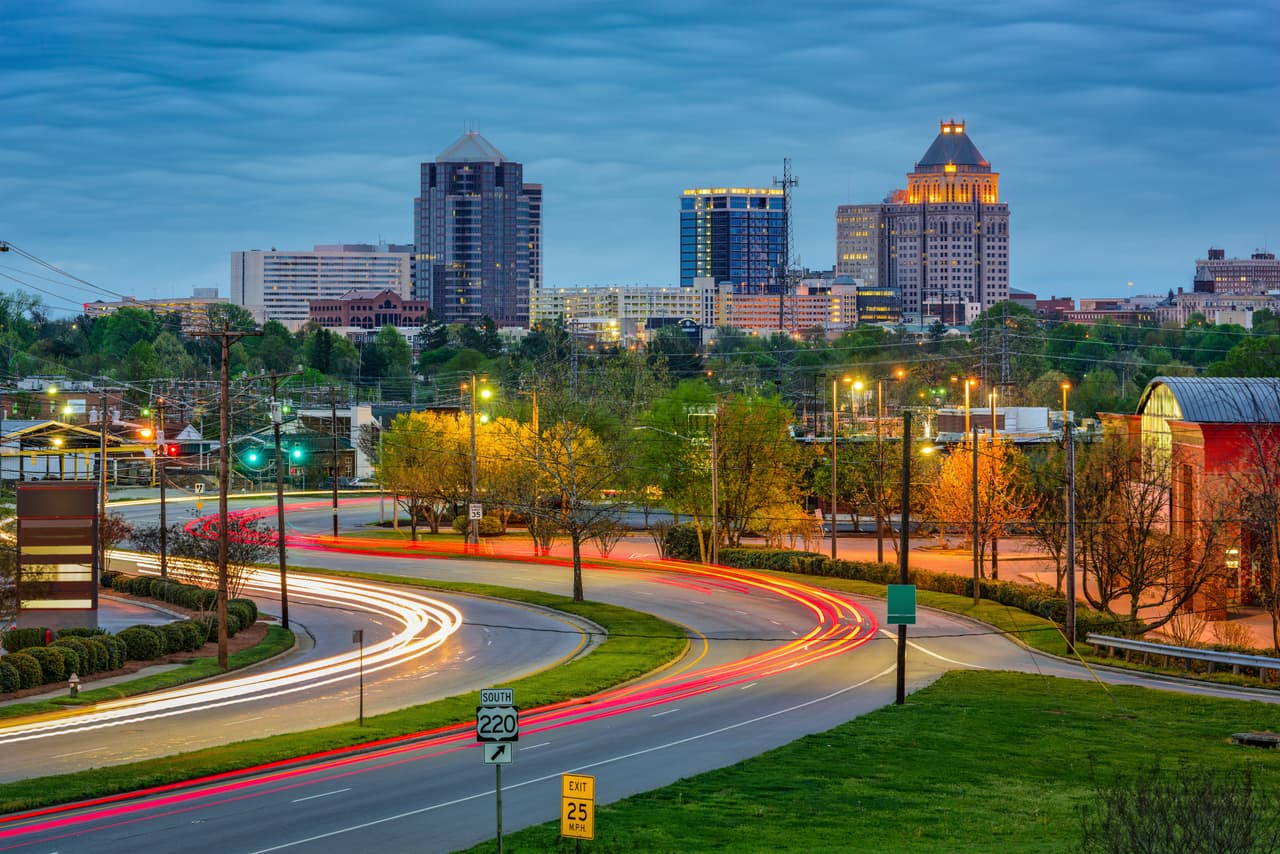 <b>Puesto 8. Área metropolitana de Greensboro y High Point (Carolina del Norte)</b>
<br>
<br>Crecimiento de la oferta de empleo entre febrero de 2020 y enero de 2022: +79.5%.
<br>
<br>Tasa de desempleo en diciembre de 2021: 4.3%.
<br>
<br>Otros sectores con crecimiento destacado desde febrero de 2020 son la construcción, cuya oferta creció 73.1%; medios y comunicaciones, con un crecimiento de 67.3% de ofertas; cuidado infantil, con un crecimiento de 64.8%; y arte y entretenimiento, con un crecimiento de 61.9%. 
<br>