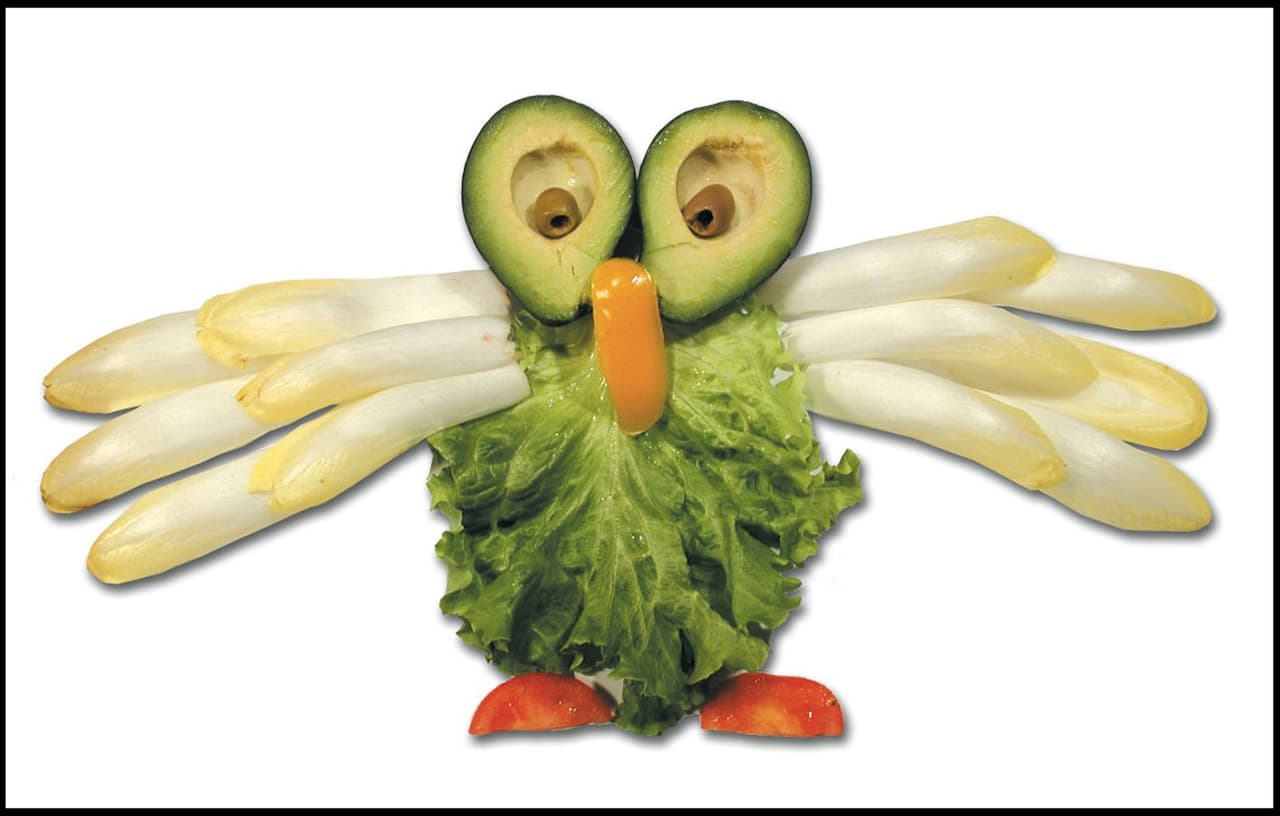 Daniel dejó fluir su imaginación, e incluso usó los aguacates como ojos de este búho.