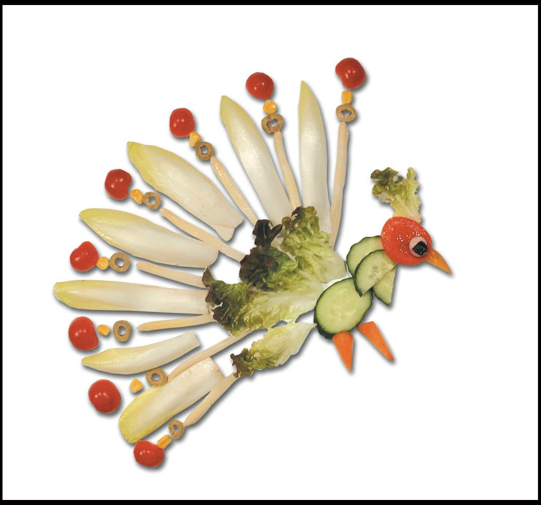 Para hacer todos estos animalitos, el artista visual utilizó lechuga, jitomates, zanahorias, pepinos, rábanos, pasas, ejotes y todo ingrediente de la naturaleza que sea saludable.