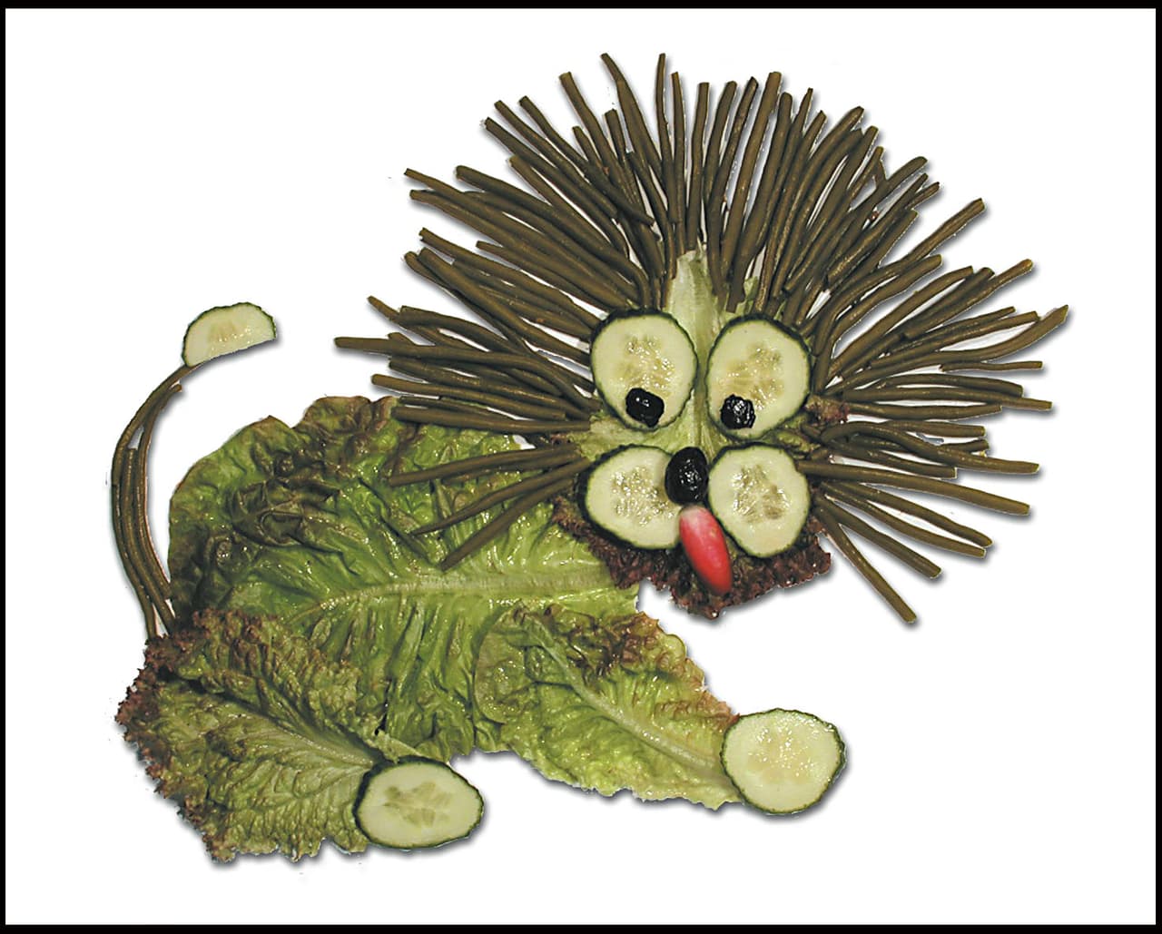 Este lindo león fue creado con lechuga, pepino y ejotes.