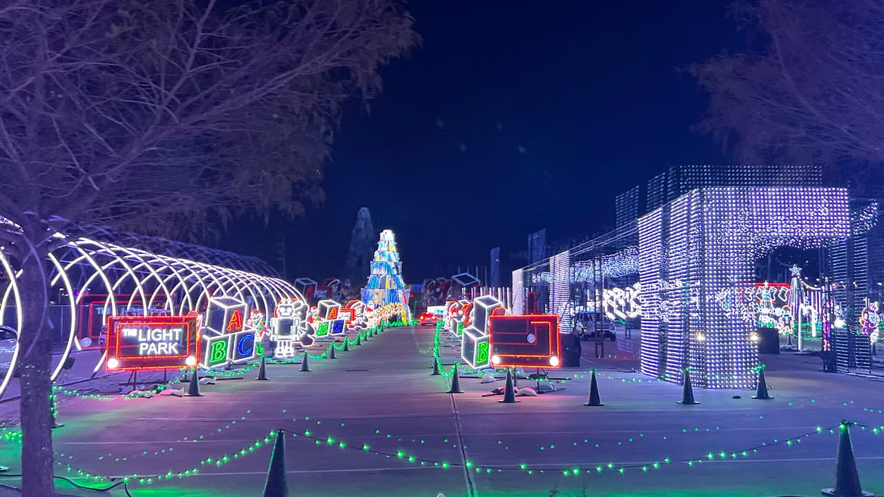 De lunes a jueves, el precio del boleto si lo 
<a href="https://www.thelightpark.com/location/the-light-park-spring-texas-30866754323" target="_blank">compra por Internet</a> es de $30. En la puerta del parque cuesta $40.