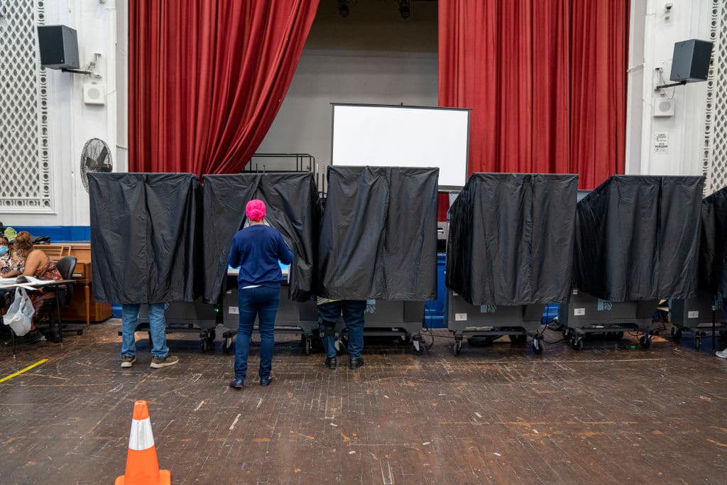 El gobernador Tom Wolf emitió una orden ejecutiva que amplía el plazo para que seis condados reciban boletas enviadas por correo. La orden, para los condados de Allegheny, Dauphin, Delaware, Erie, Montgomery y Filadelfia, fue una respuesta a disturbios civiles que obstaculizaron la capacidad de los votantes de devolver sus boletas. Esos condados ahora pueden aceptar boletas enviadas por correo que fueron mataselladas hasta hoy, 2 de junio, y se reciben antes de las 5 pm del 9 de junio.
<br>