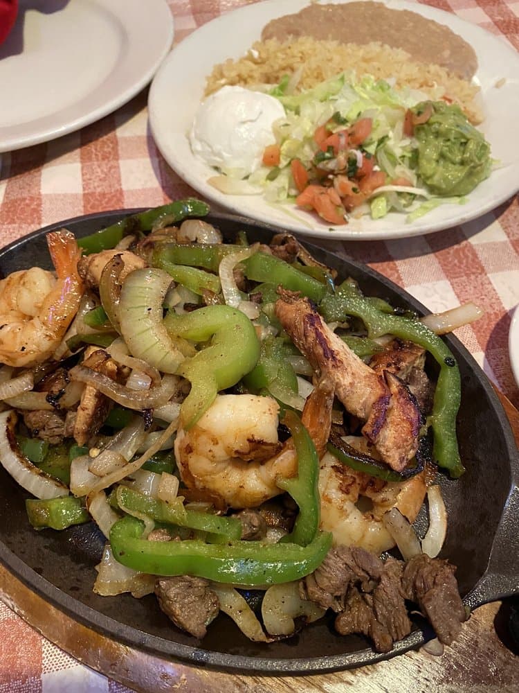 <b>Nuevo Laredo Cantina</b>
<br>Dirección: 1495 Chattahoochee Ave NW. Atlanta, GA. 30318
<br>Teléfono: (404) 352-9009
<br>Sitio web: 
<a href="https://www.nuevolaredocantina.com/">https://www.nuevolaredocantina.com/</a> 
<br>
<b><a href="https://www.yelp.com/map/nuevo-laredo-cantina-atlanta">Cómo llegar</a></b>
<br>
<br>Una usuaria de Yelp compartió que “soy de Texas, así que me encanta la comida Tex Mex. En mi opinión, es raro encontrar buena comida mexicana en el sur del país, pero encontrar un restaurante Tex Mex es aún más raro. Me encontré con este restaurante buscando un restaurante mexicano diferente. Cuando vi esto, decía Tex Mex, le dije a mi esposo que teníamos que ir lo antes posible. La comida se veía bien y era Tex Mex”.