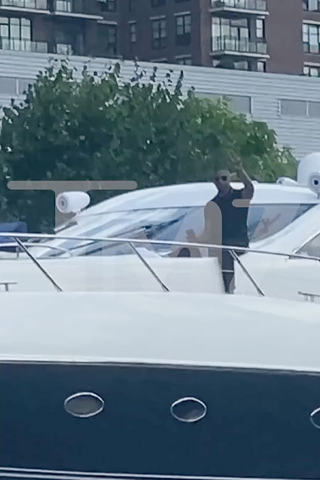 Este domingo 9 de julio por la tarde, el actor de 55 años estuvo a bordo de un bote que navegaba por el río Chicago, de acuerdo con Entertainment Tonight.
<br>