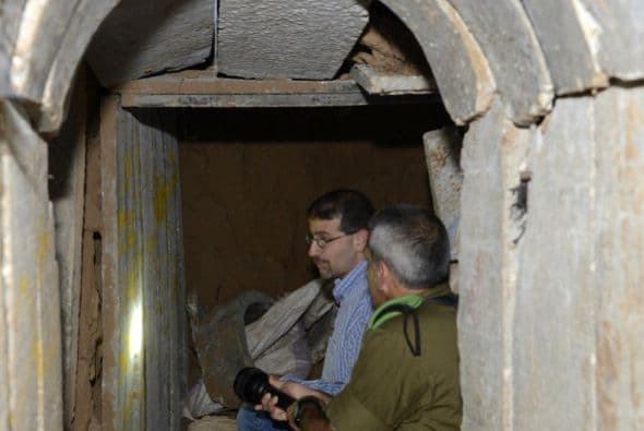 Los próximos pasos del movimiento islamista Hamás y de Israel son claves para detener la espiral de violencia que estalló el miércoles en la zona, en un aparente intento de la Yihad Islámica de arrastrar a ambas partes a un nuevo conflicto armado. "Israel considera a Hamás responsable de todo lo que ocurre (en Gaza): es el que ejerce la soberanía y el que debe responder por todo lo que ocurre", declaró un alto mando militar israelí en la zona, que reconoció que en los últimos meses no ve a milicianos de este grupo "participar en acciones terroristas". Para la Yihad Islámica, lanzar cohetes es "un medio excelente para avergonzar a Hamás, con el fin de demostrar que son ellos los que definen la agenda (política) en Gaza, mientras Hamás ha abandonado la yihad y la resistencia (armada) en busca del poder", escribe hoy el experto israelí en asuntos árabes y de Oriente Medio, Avi Isajarov. Organización mucho más pequeña, versátil e ideológica que Hamás, y sobre todo sin responsabilidades de gobierno, la Yihad trata de reavivar la lucha armada y "hace grandes esfuerzos para arrastrar (a ambas partes) a un nuevo conflicto", apelando en esta ocasión a la muerte de tres de sus hombres. Netanyahu debe decidir ahora "si quiere más violencia o seguir el toma y daca habitual con las milicias", subraya el académico.