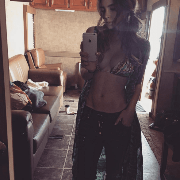 Pese al evidente cambio físico, la cantante ha negado haberse sometido a cirugías e, incluso, en el programa 'Al Rojo Vivo' ella mencionó que el aumento en pechos y glúteos se debe a su dieta, así como su desarrollo y pérdida de peso.