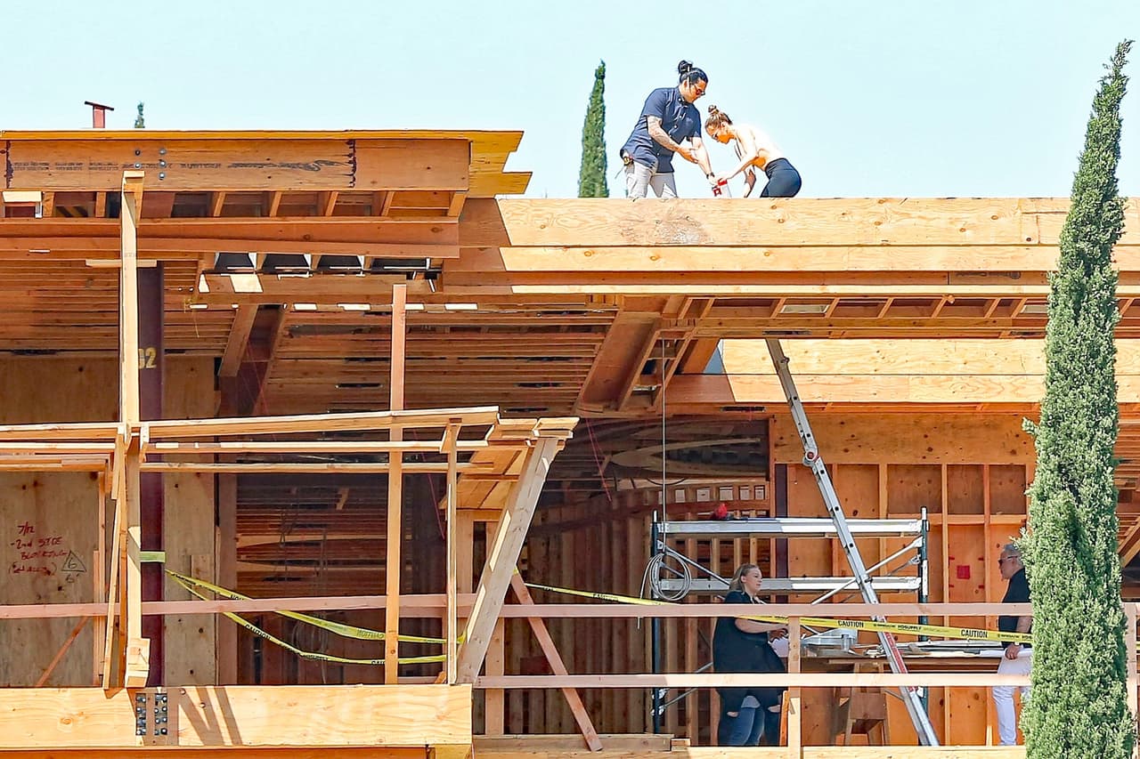 <b><a href="https://www.univision.com/famosos/jennifer-lopez-y-ben-affleck-abrazados-los-angeles-fotos" target="_blank">Comenzaron a ser vistos juntos</a></b> solo dos semanas después de que la también actriz terminó su relación y compromiso con el expelotero Alex Rodríguez. 
<br>