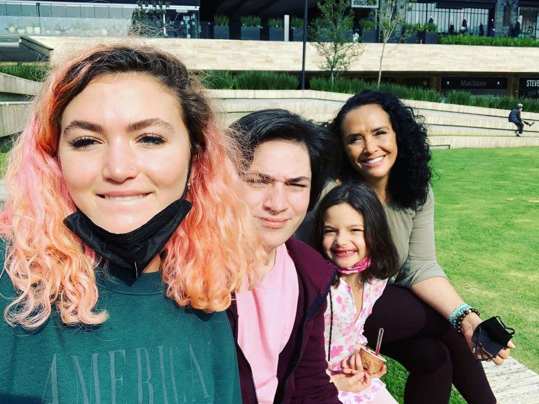 Mayra Rojas y sus hermanastros, Ivanna y Fabián, se han convertido en sus figuras a seguir. La niña comentó que se ha apasionado por el hockey sobre hielo, gracias a su hermano mayor.