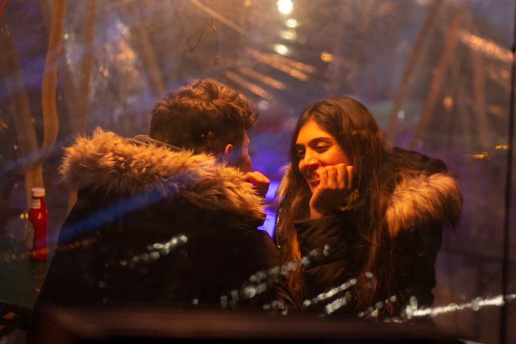 En la misma ciudad, un restaurante recibió a las parejas en 'globos de plástico' este 13 de febrero, la víspera del Día de San Valentín.