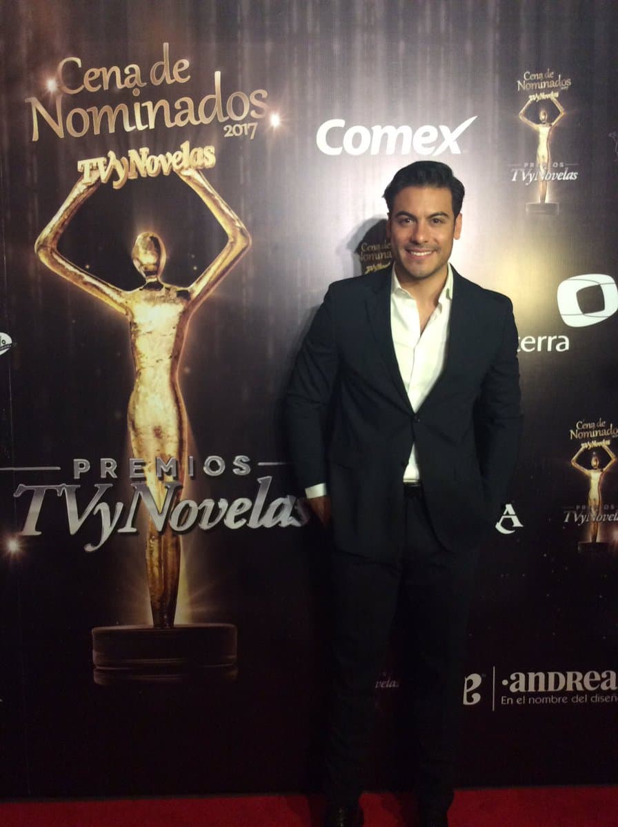 A 
<b><a href="http://www.univision.com/temas/carlos-rivera">Carlos Rivera</a></b> se le vio feliz por su primera nominación como actor revelación, esto por su maravilloso trabajo en 
<i>El hotel de los secretos</i>.