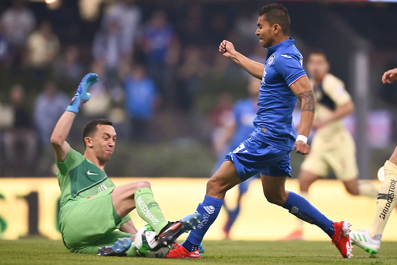 Y el partido arrancaba muy movido y con polémica, para no variar, entre celestes y azulcremas. Marchesín y Orbelín se encontraron en el área.