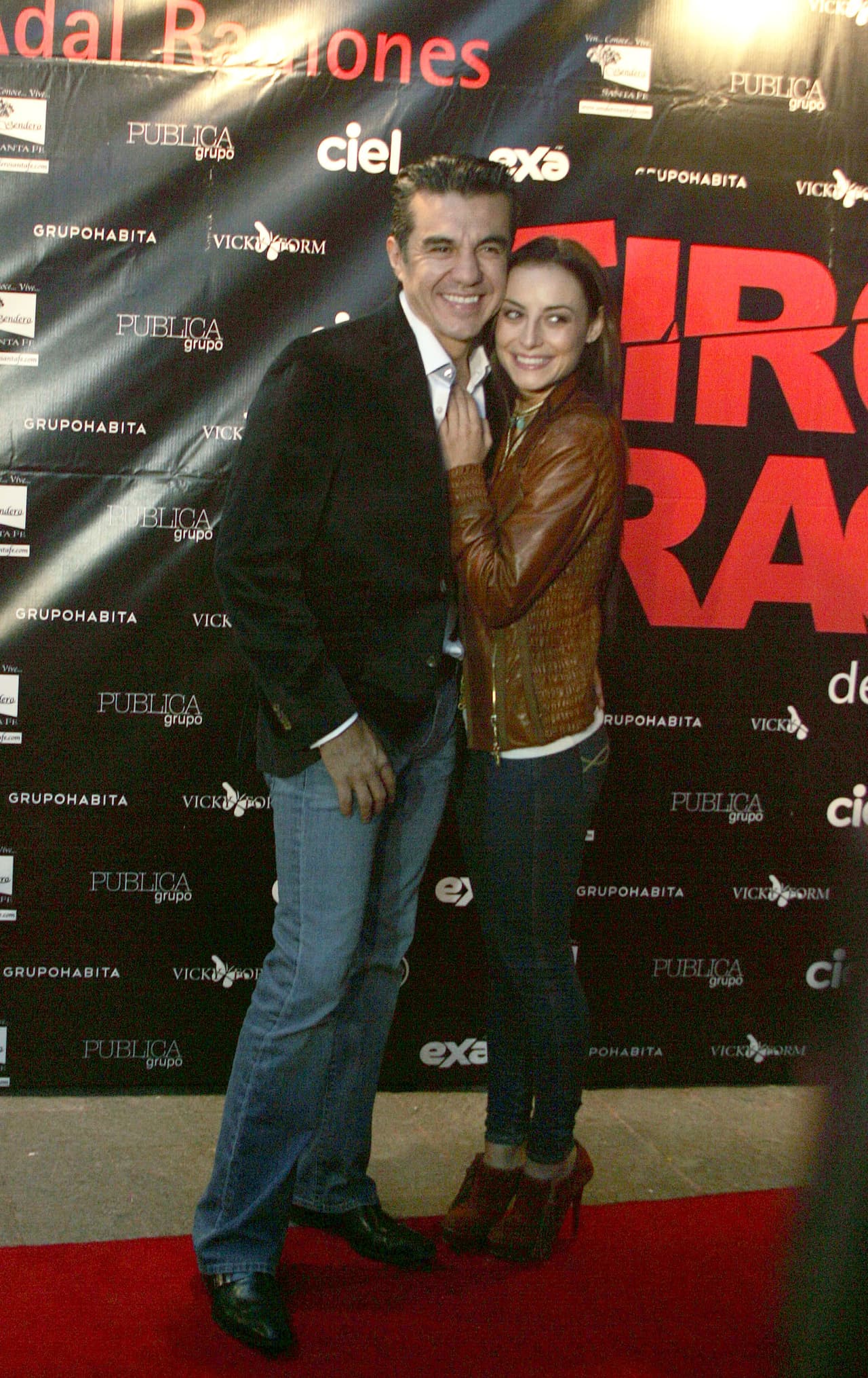 Sin embargo, su primer romance no duró mucho, apenas cuatro meses después Marimar regresó a los brazos de Adrián Uribe.