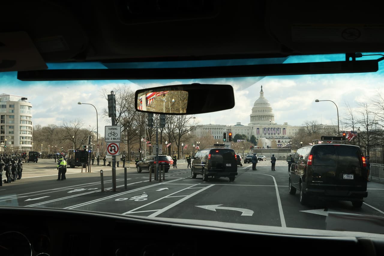 La caravana del presidente electo,
<a href="https://www.univision.com/temas/joe-biden"><u>Joe Biden, </u></a>y la vicepresidenta electa,
<a href="https://www.univision.com/temas/kamala-harris"><u>Kamala Harris</u></a>, de camino al Capitolio para ser juramentados.